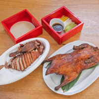 PATO LAQUEADO CON CREPS, GUARNICIÓN DE PEPINO, PUERRRO, Y SALSA HOISIN