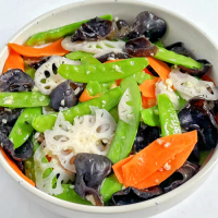 TIRABEQUES CON RAICES DE LOTU SALTEADO