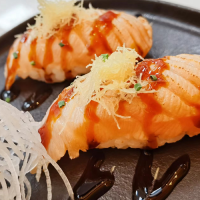 SALMÓN FLAMEADO CON SALSA TERIYAKI Y KATAIFI