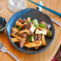 DADOS DE SOLOMILLO DE TERNERA CON SETAS SHITAKE Y PIMIENTOS